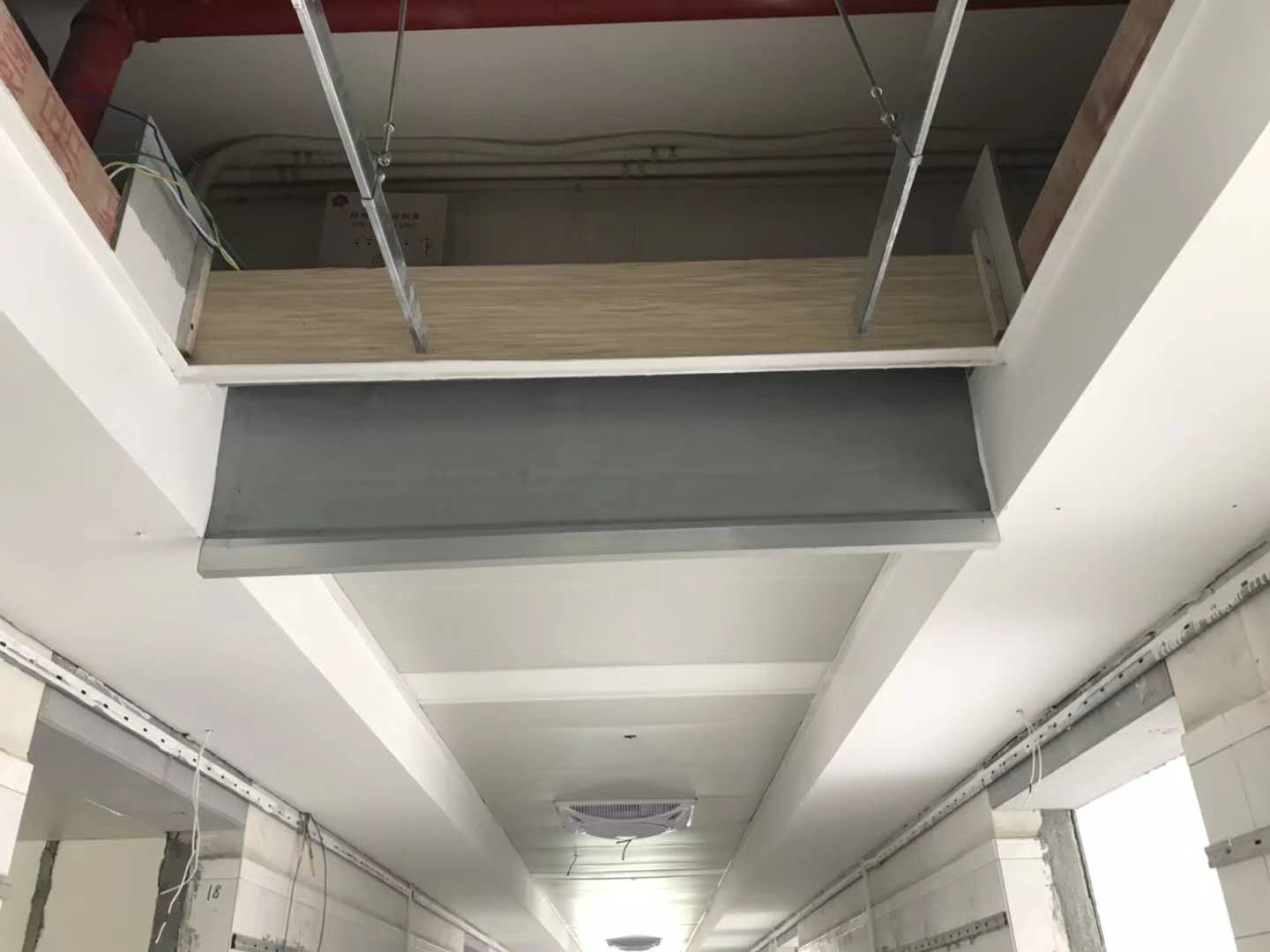 公共场所挡烟垂壁为什么要固定——夺命的烟雾，保命的板